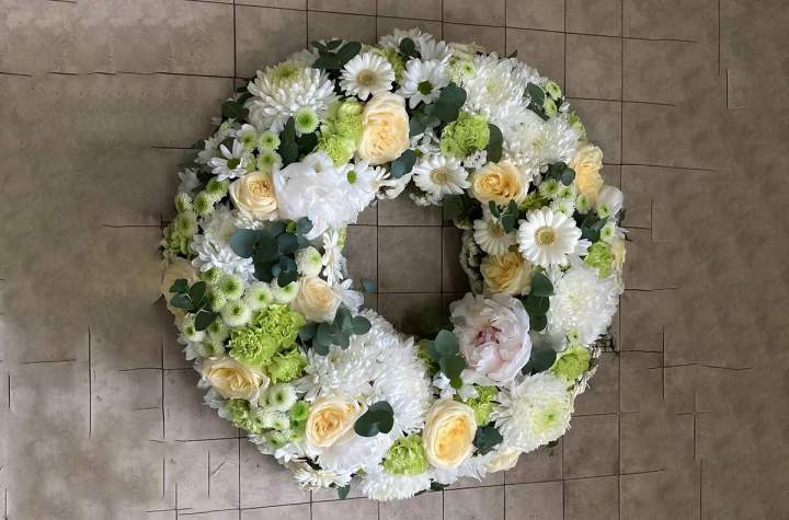 Accompagnement floral respectueux pour le deuil et entretien de sépultures.